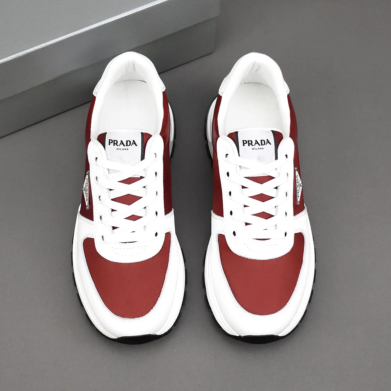 PP460👟👟👟Prada/Prada Prax men's series casual sports shoes Prax sports shoes combine style and comfort, with a unique sports design defined by exquisite materials and details. Fashionable, casual and versatile, it is decorated with an enameled triangle logo on the outside, a Prada Milano printed logo on the tongue, and a 2.5cm lightweight two-tone rubber sole for a comfortable wearing experience! Size: 38-39-40-41-42-43-44 standard leather shoe size